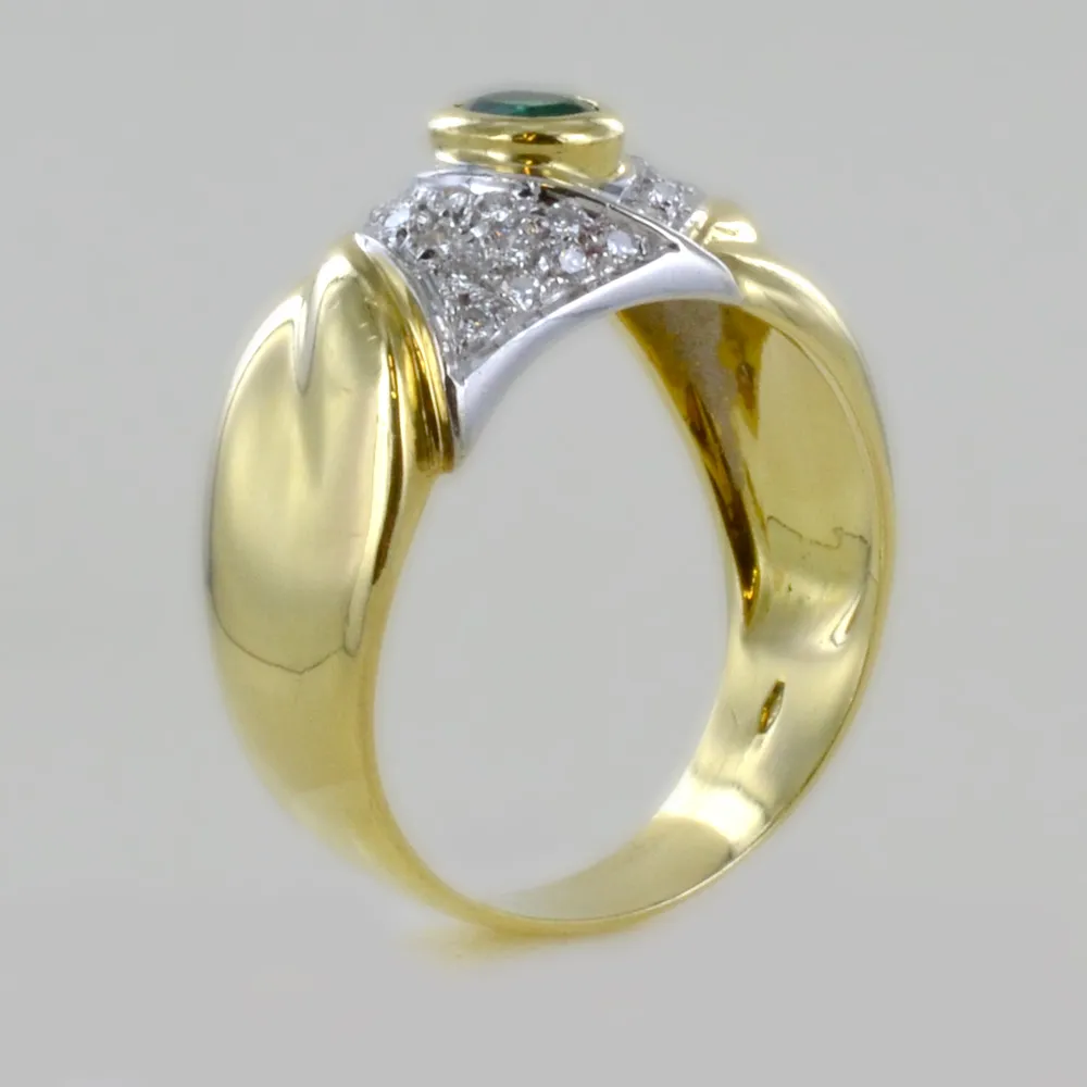 Anello classico con smeraldo e diamanti su nodo in oro giallo
