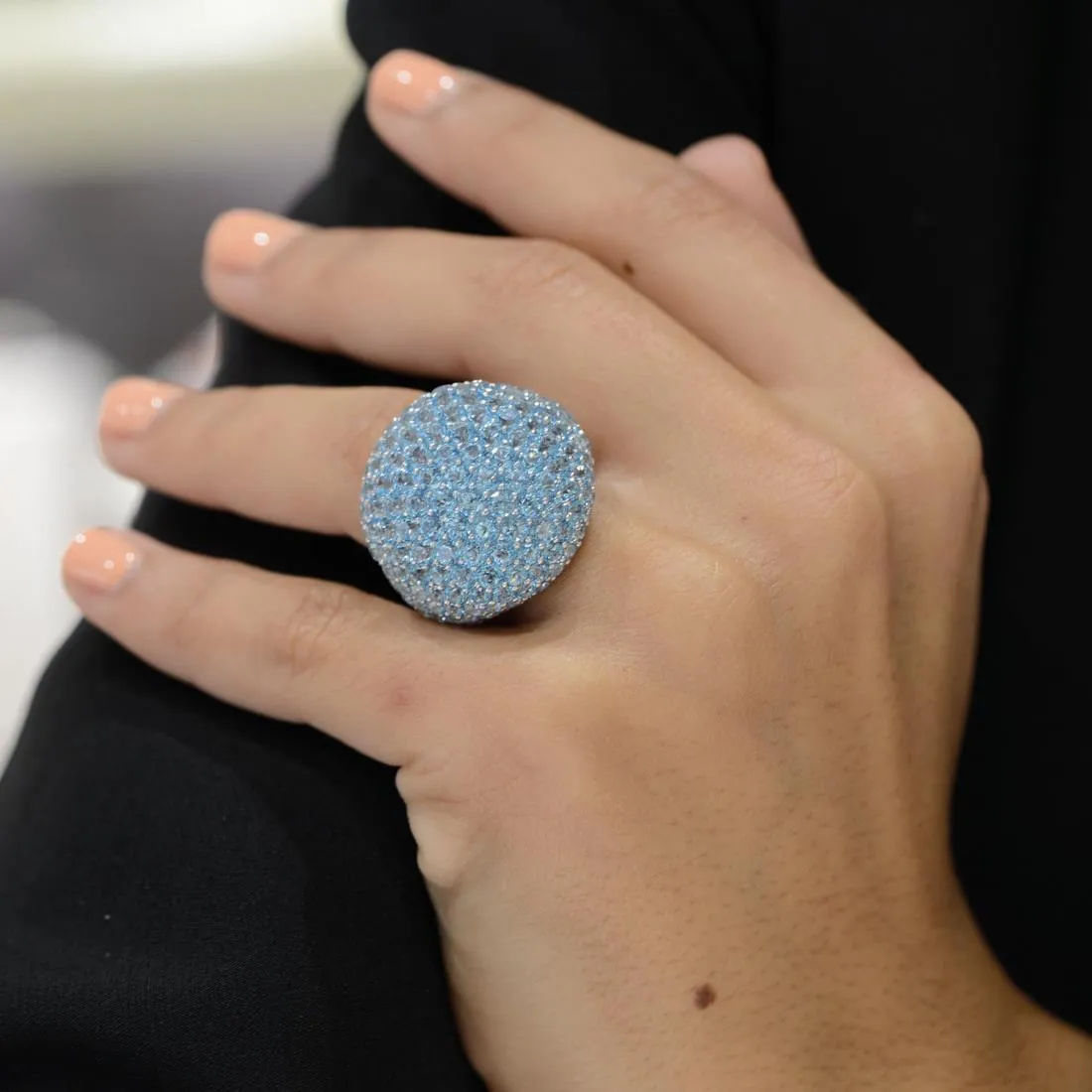 Anello in oro bianco con topazio azzurro