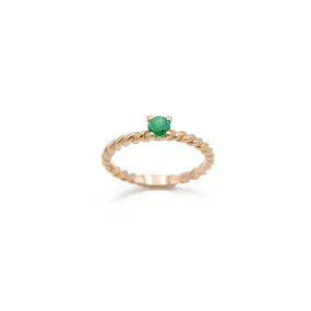 Anello intrecciato in oro rosa con smeraldo centrale