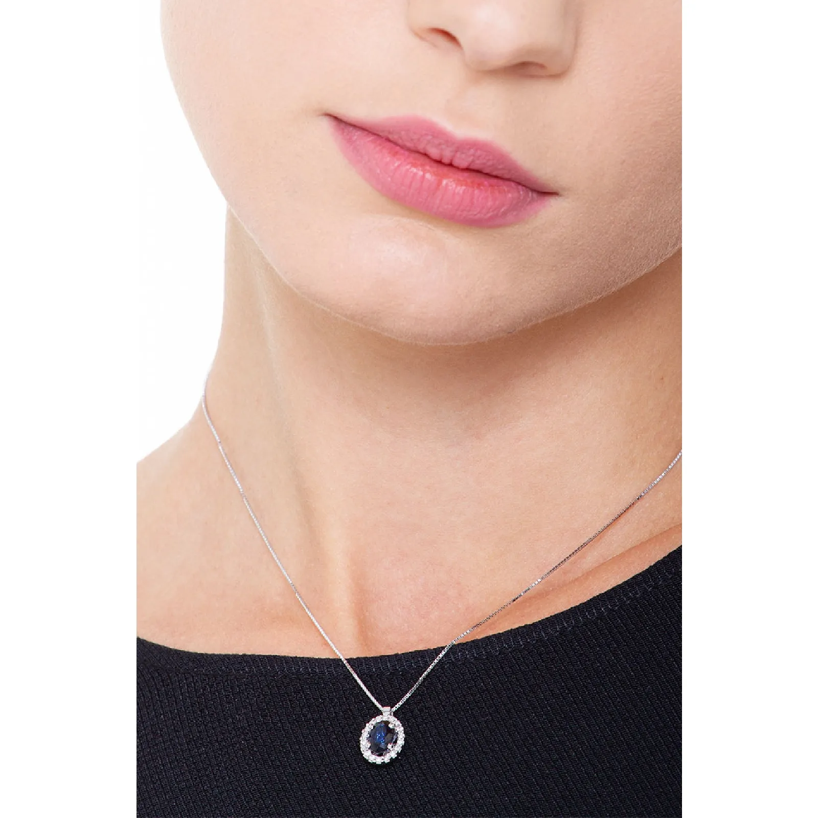 Collana con pendente in oro bianco 18k con zaffiro blu ovale e diamanti