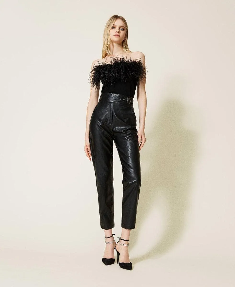 Pantaloni effetto pelle con fibbia