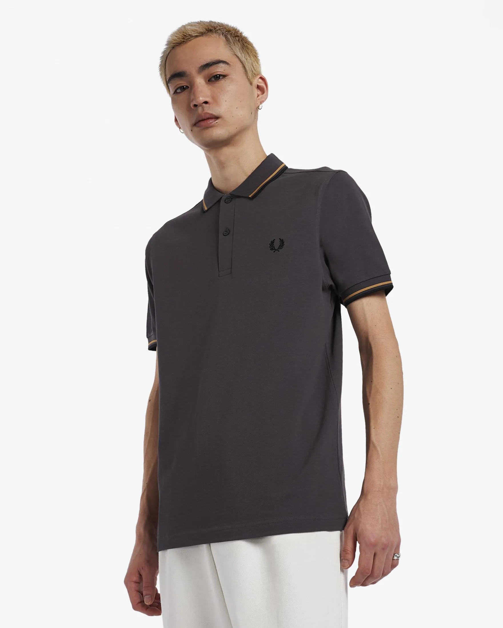 Polo mezza manica antracite con bordino nero e oro